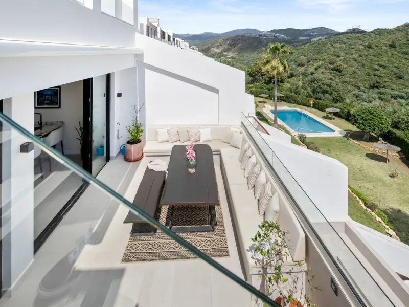 Nestled in a quiet residential area of La Quinta, this exquisitely renovated two-bedroom penthouse blends contemporary elegance with comfort and panoramic scenery. Just moments from the renowned La Quinta Golf Club, along with a 5-star spa and a state-of-