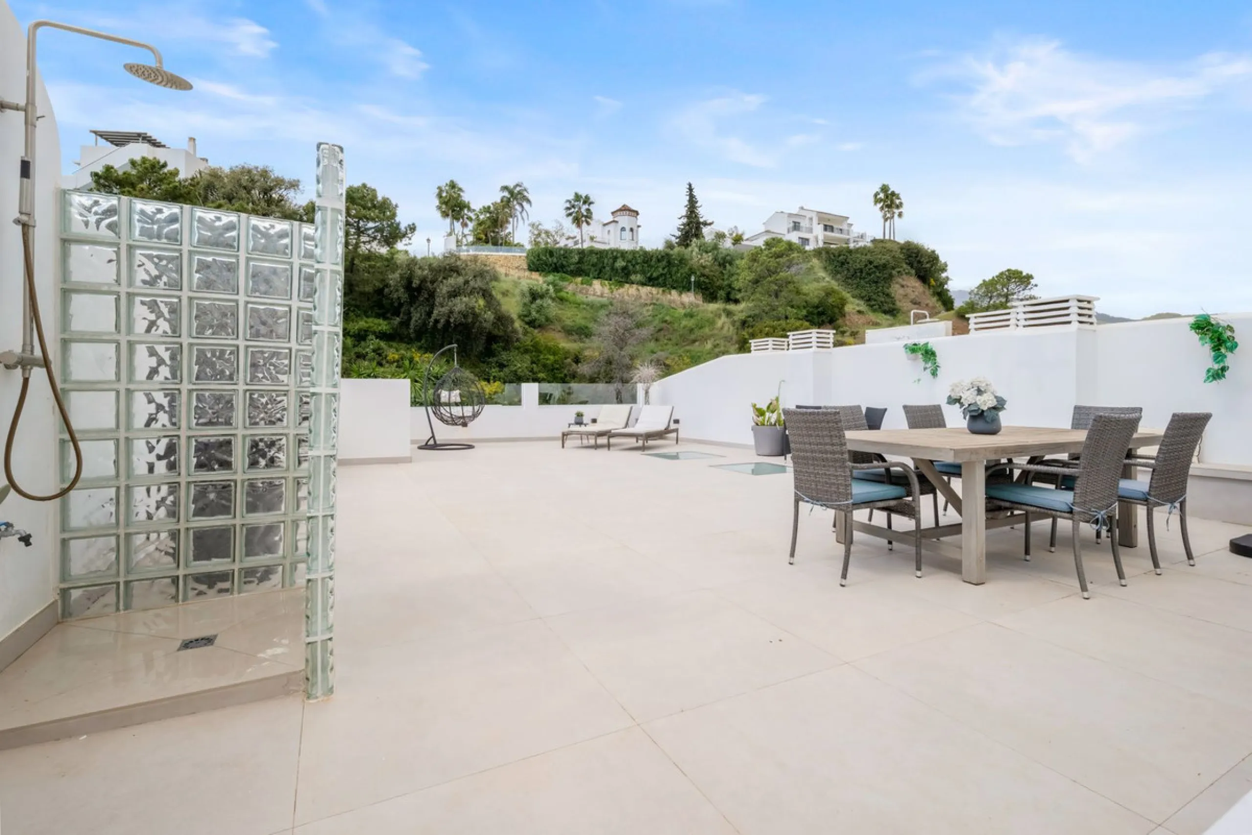 Nestled in a quiet residential area of La Quinta, this exquisitely renovated two-bedroom penthouse blends contemporary elegance with comfort and panoramic scenery. Just moments from the renowned La Quinta Golf Club, along with a 5-star spa and a state-of-