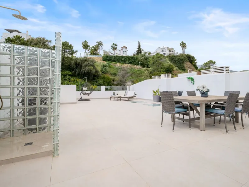 Nestled in a quiet residential area of La Quinta, this exquisitely renovated two-bedroom penthouse blends contemporary elegance with comfort and panoramic scenery. Just moments from the renowned La Quinta Golf Club, along with a 5-star spa and a state-of-