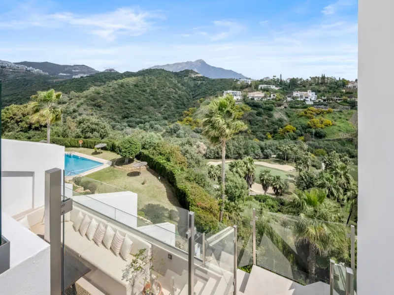 Nestled in a quiet residential area of La Quinta, this exquisitely renovated two-bedroom penthouse blends contemporary elegance with comfort and panoramic scenery. Just moments from the renowned La Quinta Golf Club, along with a 5-star spa and a state-of-