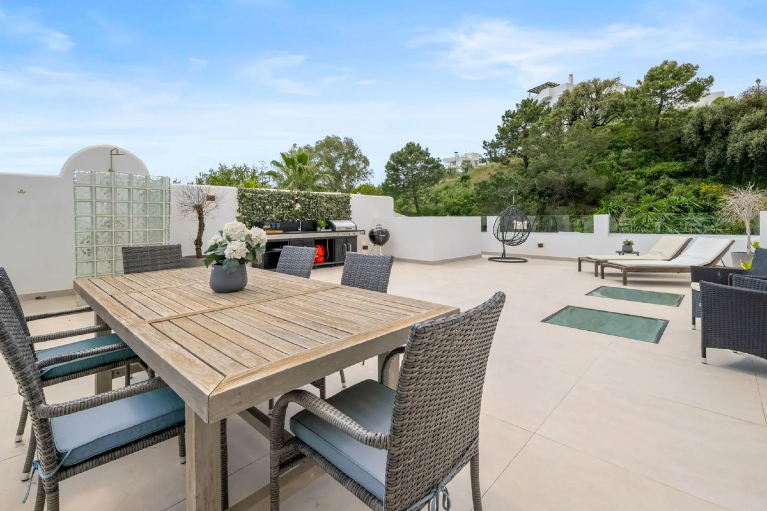 Nestled in a quiet residential area of La Quinta, this exquisitely renovated two-bedroom penthouse blends contemporary elegance with comfort and panoramic scenery. Just moments from the renowned La Quinta Golf Club, along with a 5-star spa and a state-of-