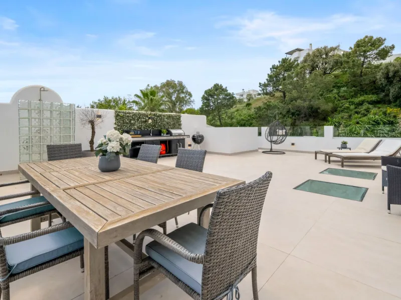 Nestled in a quiet residential area of La Quinta, this exquisitely renovated two-bedroom penthouse blends contemporary elegance with comfort and panoramic scenery. Just moments from the renowned La Quinta Golf Club, along with a 5-star spa and a state-of-