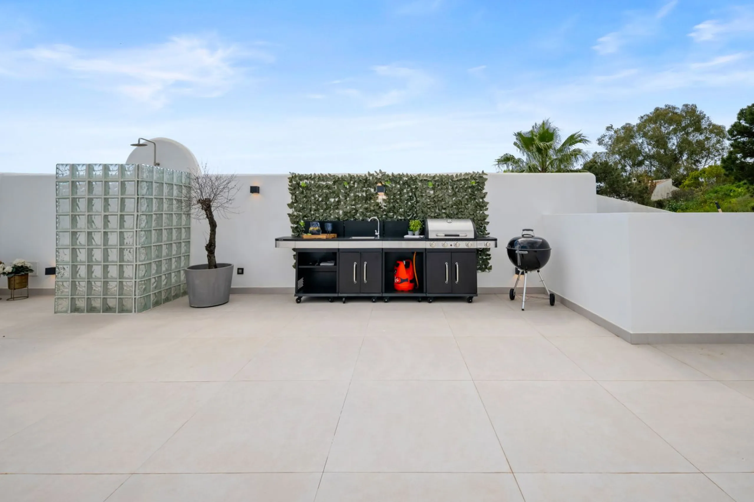 Nestled in a quiet residential area of La Quinta, this exquisitely renovated two-bedroom penthouse blends contemporary elegance with comfort and panoramic scenery. Just moments from the renowned La Quinta Golf Club, along with a 5-star spa and a state-of-