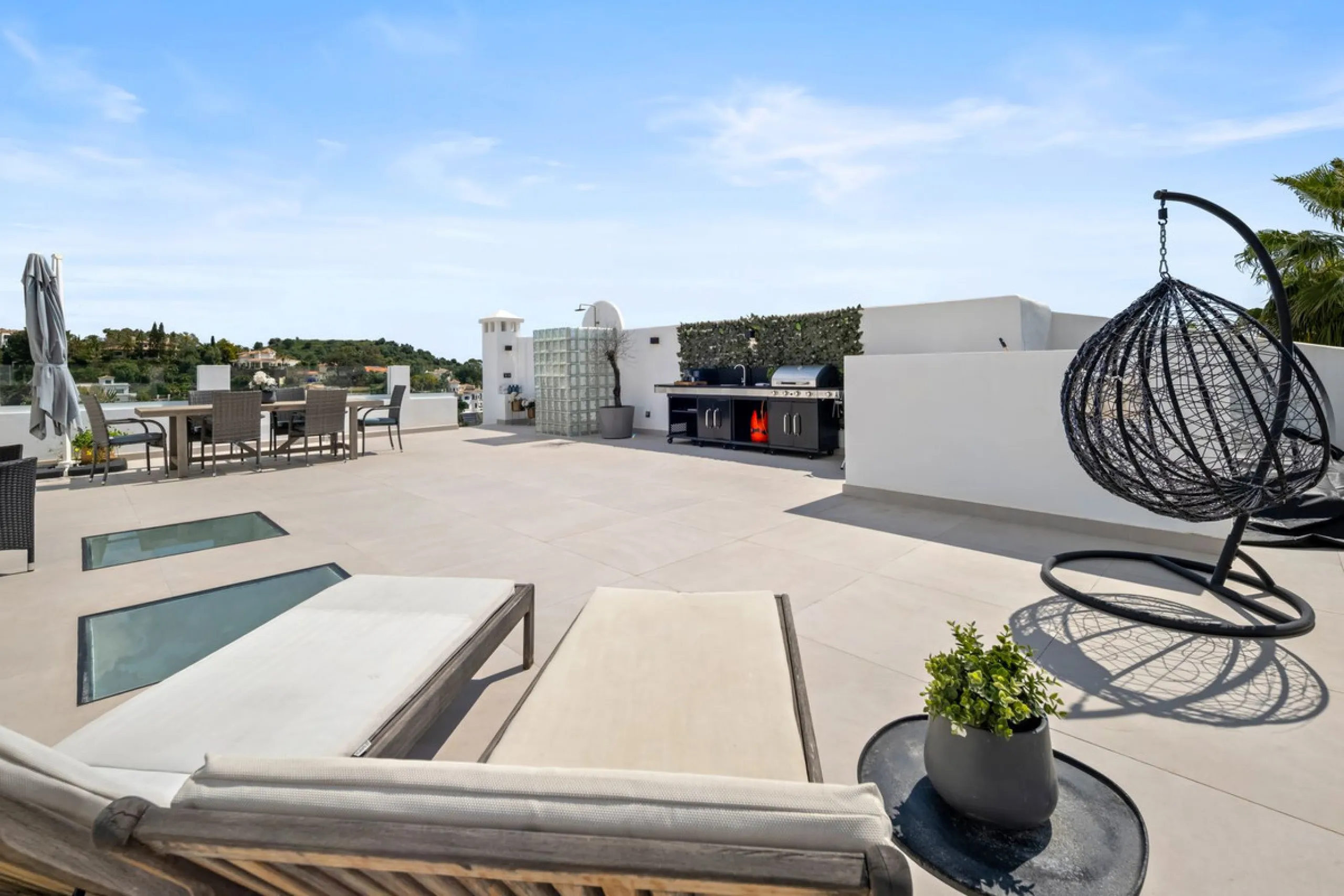 Nestled in a quiet residential area of La Quinta, this exquisitely renovated two-bedroom penthouse blends contemporary elegance with comfort and panoramic scenery. Just moments from the renowned La Quinta Golf Club, along with a 5-star spa and a state-of-