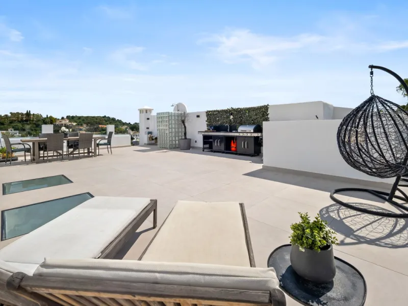 Nestled in a quiet residential area of La Quinta, this exquisitely renovated two-bedroom penthouse blends contemporary elegance with comfort and panoramic scenery. Just moments from the renowned La Quinta Golf Club, along with a 5-star spa and a state-of-
