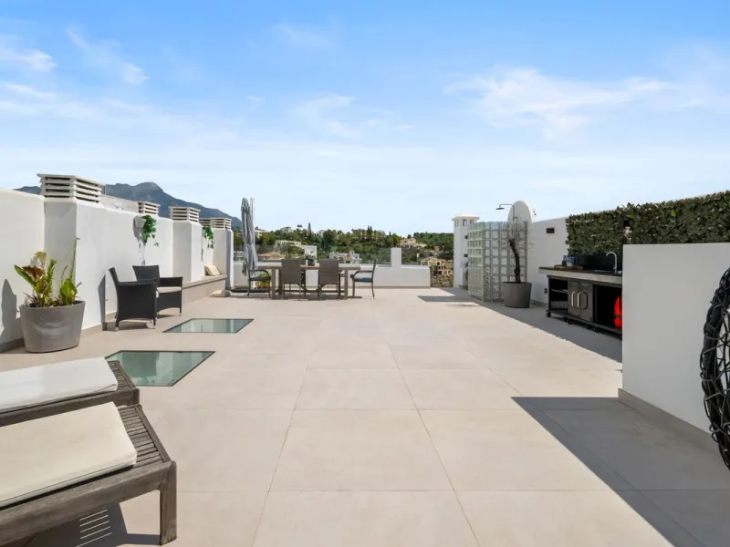 Nestled in a quiet residential area of La Quinta, this exquisitely renovated two-bedroom penthouse blends contemporary elegance with comfort and panoramic scenery. Just moments from the renowned La Quinta Golf Club, along with a 5-star spa and a state-of-