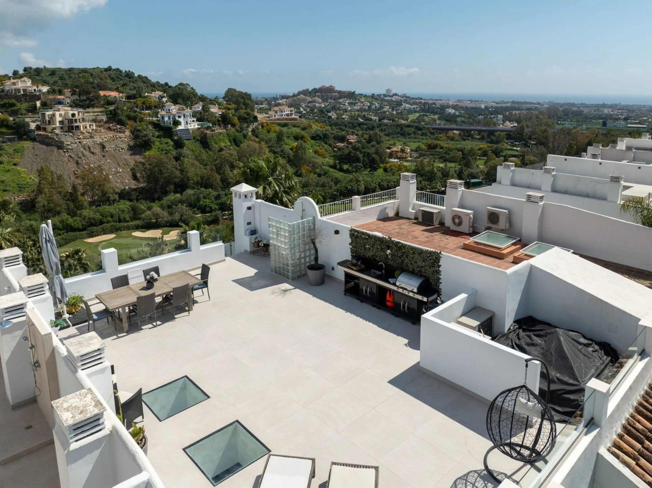 Nestled in a quiet residential area of La Quinta, this exquisitely renovated two-bedroom penthouse blends contemporary elegance with comfort and panoramic scenery. Just moments from the renowned La Quinta Golf Club, along with a 5-star spa and a state-of-