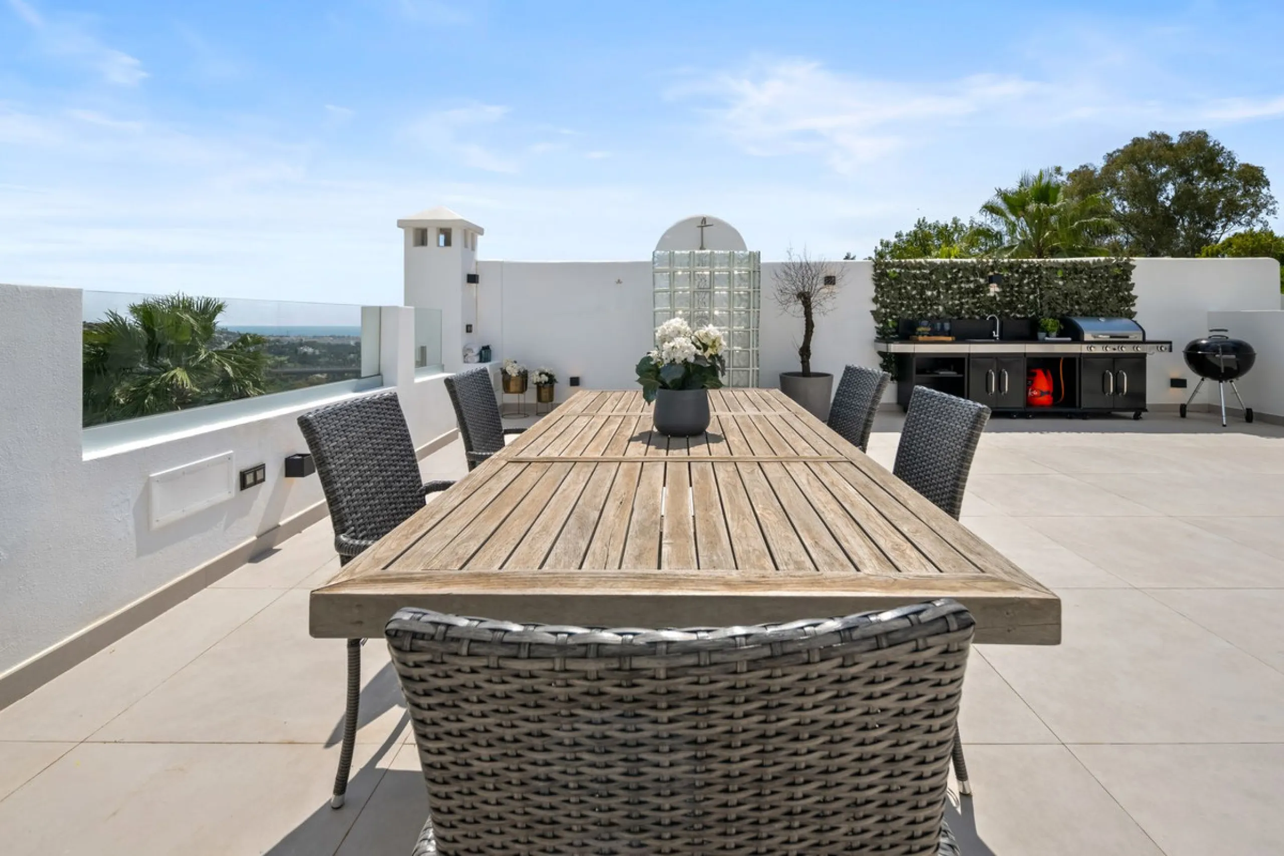 Nestled in a quiet residential area of La Quinta, this exquisitely renovated two-bedroom penthouse blends contemporary elegance with comfort and panoramic scenery. Just moments from the renowned La Quinta Golf Club, along with a 5-star spa and a state-of-
