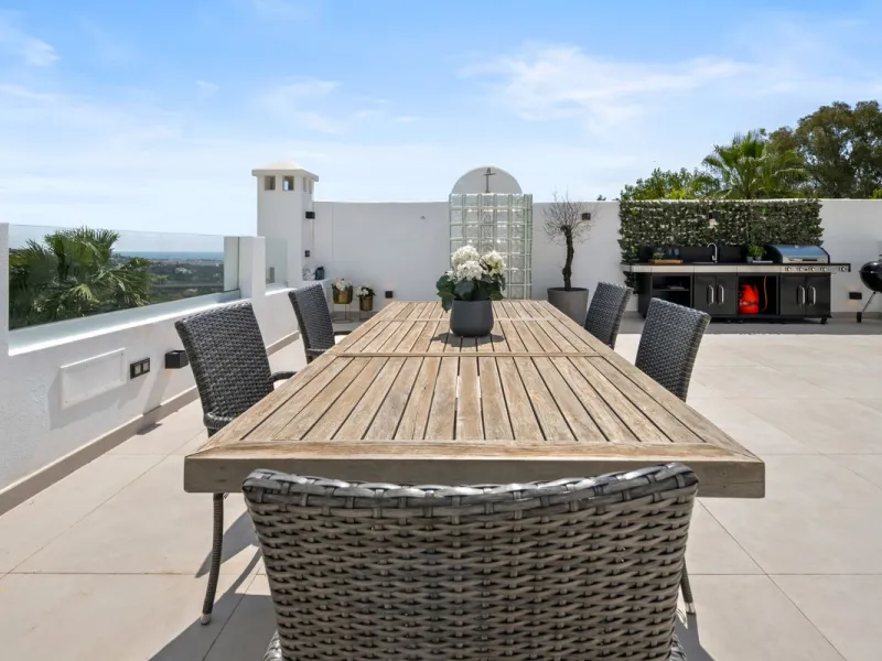 Nestled in a quiet residential area of La Quinta, this exquisitely renovated two-bedroom penthouse blends contemporary elegance with comfort and panoramic scenery. Just moments from the renowned La Quinta Golf Club, along with a 5-star spa and a state-of-