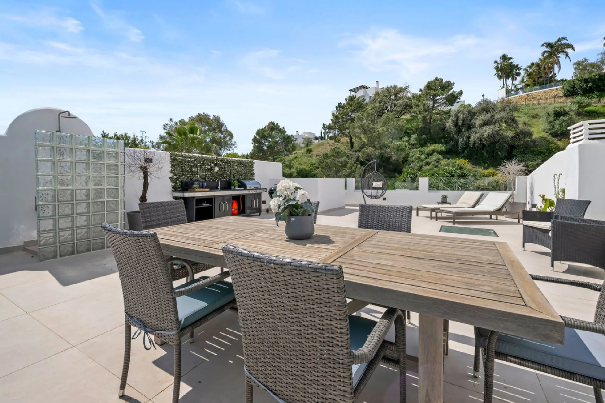 Nestled in a quiet residential area of La Quinta, this exquisitely renovated two-bedroom penthouse blends contemporary elegance with comfort and panoramic scenery. Just moments from the renowned La Quinta Golf Club, along with a 5-star spa and a state-of-