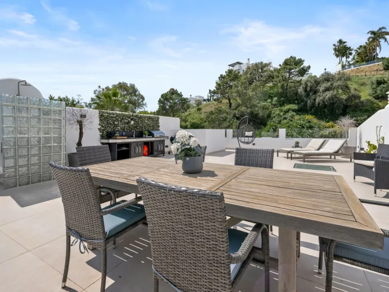 Nestled in a quiet residential area of La Quinta, this exquisitely renovated two-bedroom penthouse blends contemporary elegance with comfort and panoramic scenery. Just moments from the renowned La Quinta Golf Club, along with a 5-star spa and a state-of-
