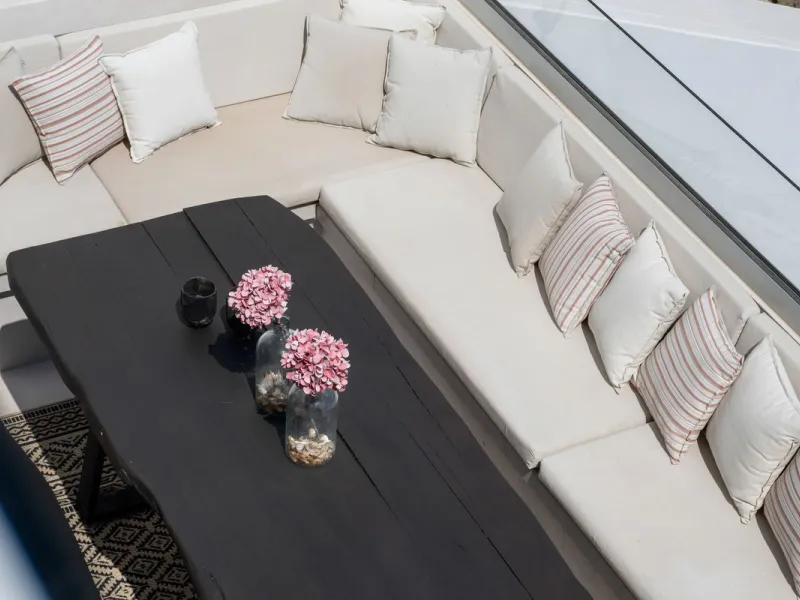 Nestled in a quiet residential area of La Quinta, this exquisitely renovated two-bedroom penthouse blends contemporary elegance with comfort and panoramic scenery. Just moments from the renowned La Quinta Golf Club, along with a 5-star spa and a state-of-