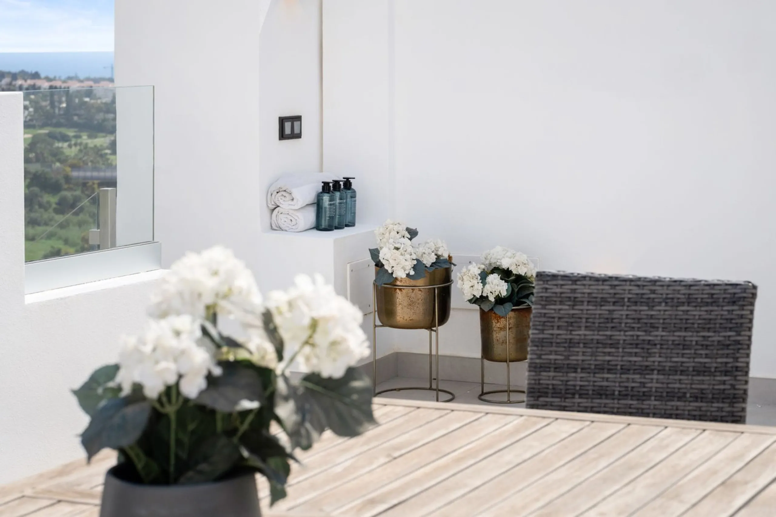 Nestled in a quiet residential area of La Quinta, this exquisitely renovated two-bedroom penthouse blends contemporary elegance with comfort and panoramic scenery. Just moments from the renowned La Quinta Golf Club, along with a 5-star spa and a state-of-