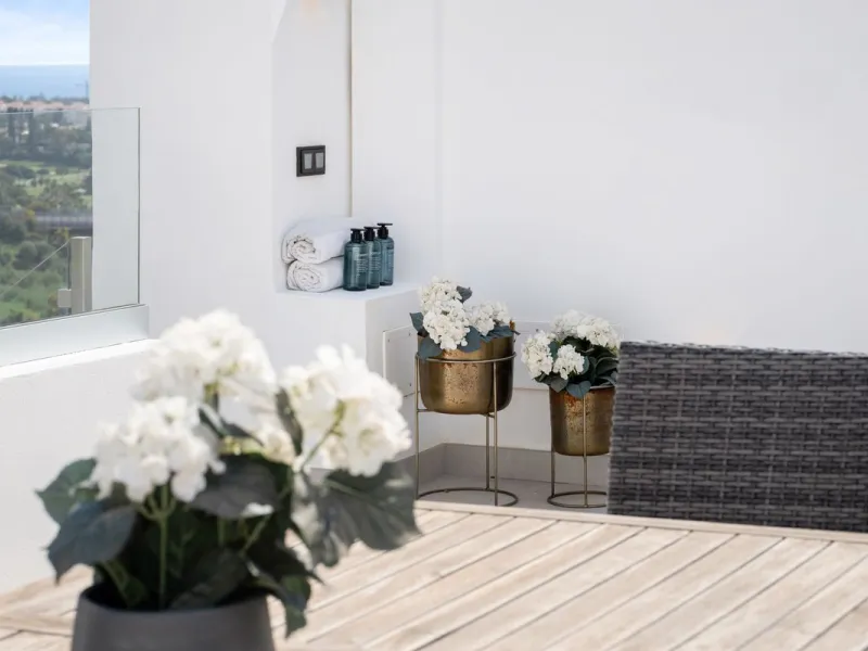 Nestled in a quiet residential area of La Quinta, this exquisitely renovated two-bedroom penthouse blends contemporary elegance with comfort and panoramic scenery. Just moments from the renowned La Quinta Golf Club, along with a 5-star spa and a state-of-