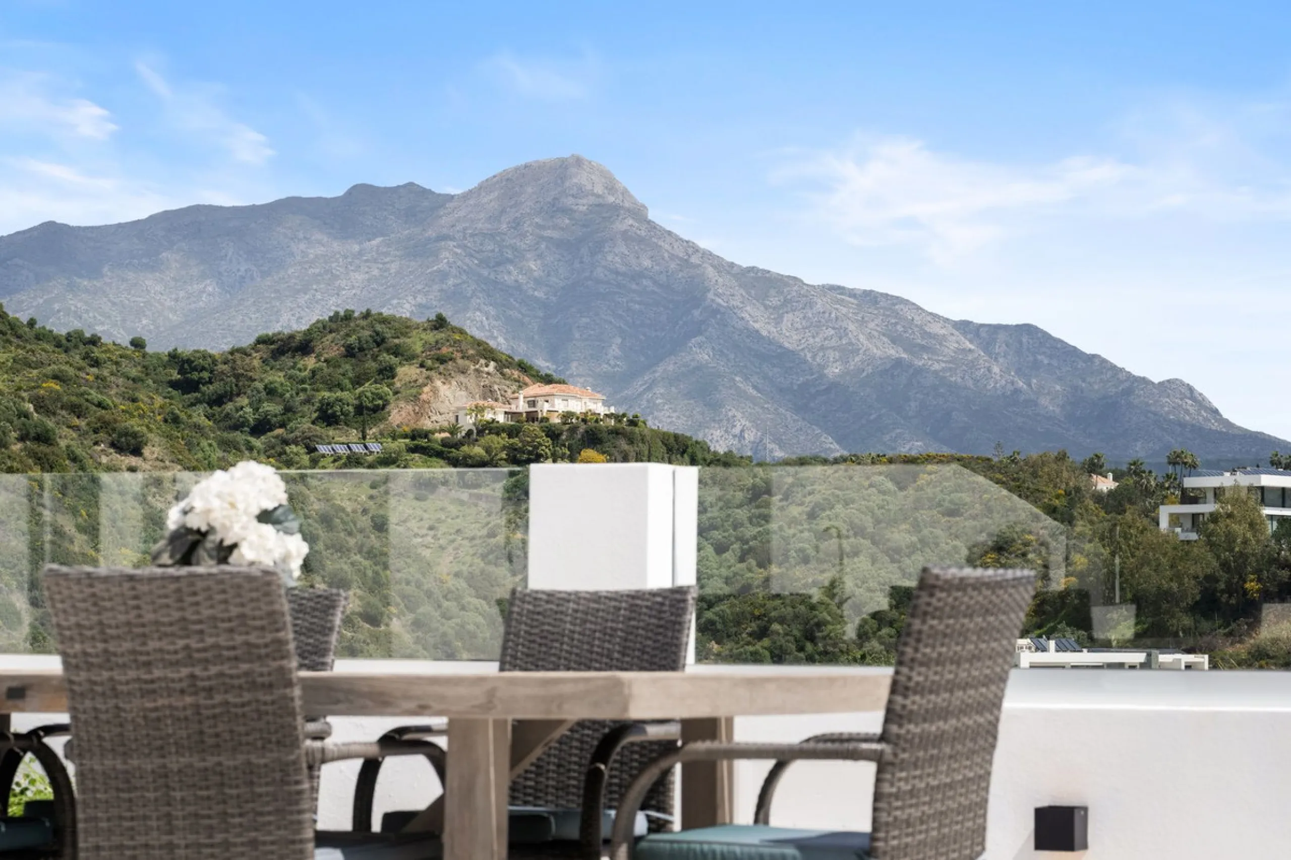 Nestled in a quiet residential area of La Quinta, this exquisitely renovated two-bedroom penthouse blends contemporary elegance with comfort and panoramic scenery. Just moments from the renowned La Quinta Golf Club, along with a 5-star spa and a state-of-