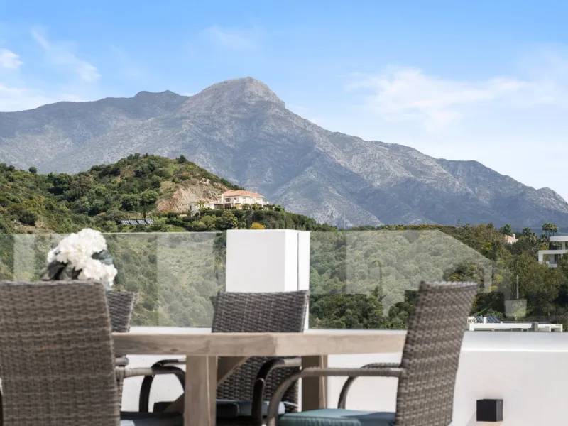 Nestled in a quiet residential area of La Quinta, this exquisitely renovated two-bedroom penthouse blends contemporary elegance with comfort and panoramic scenery. Just moments from the renowned La Quinta Golf Club, along with a 5-star spa and a state-of-