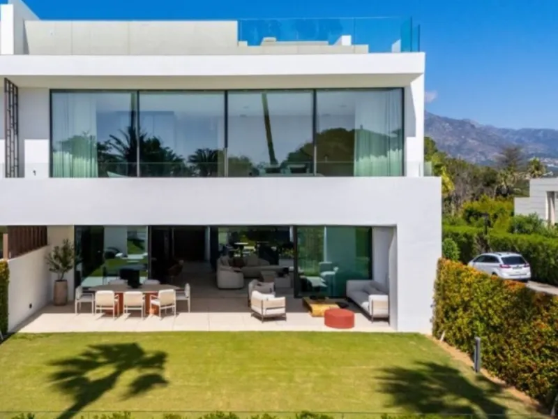 Contemporary Semi-Detached Villa in Atalaya Río Verde