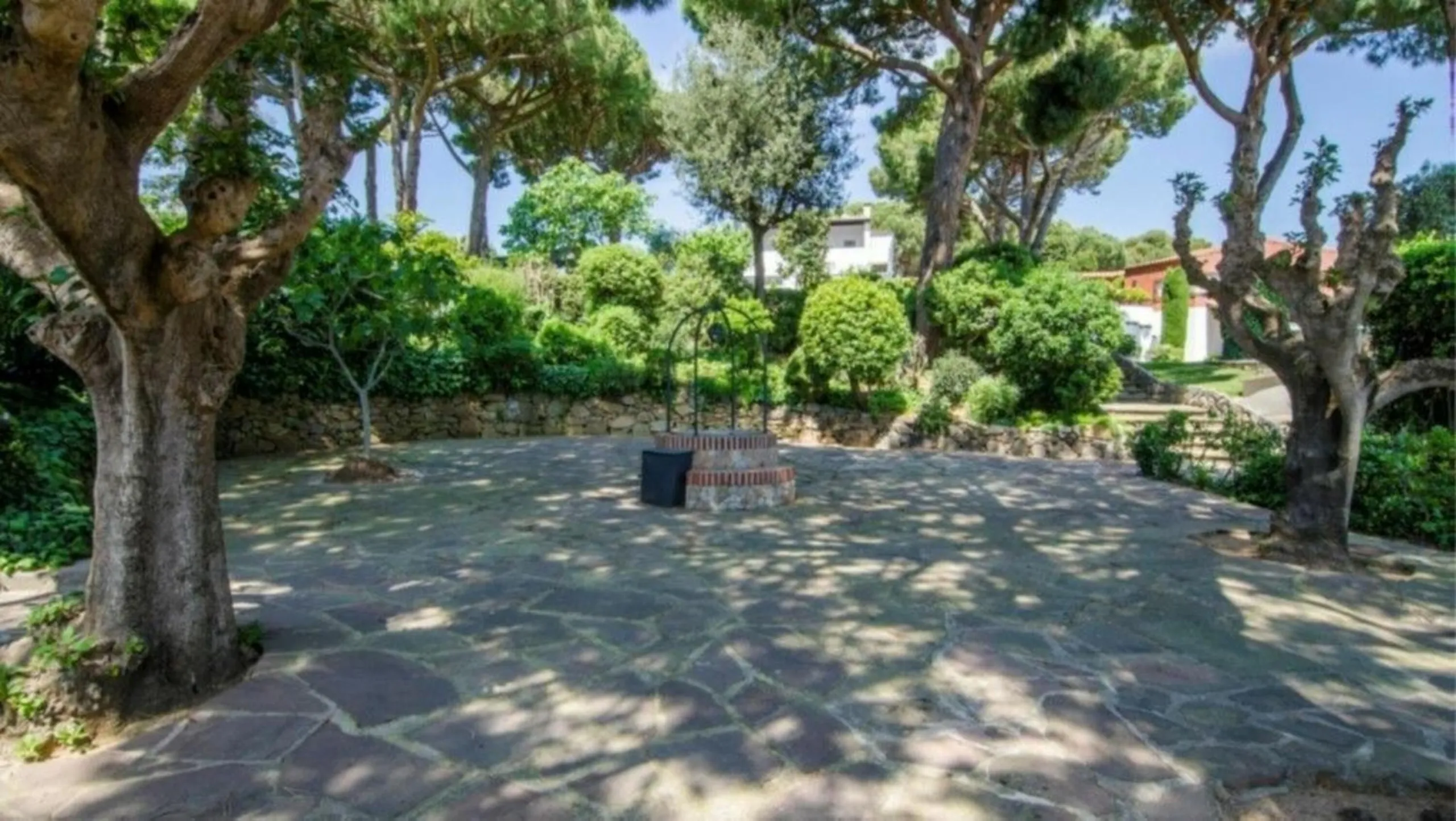 Exclusive Estate with Large Plot in Sant Andreu de Llavaneras, Barcelona