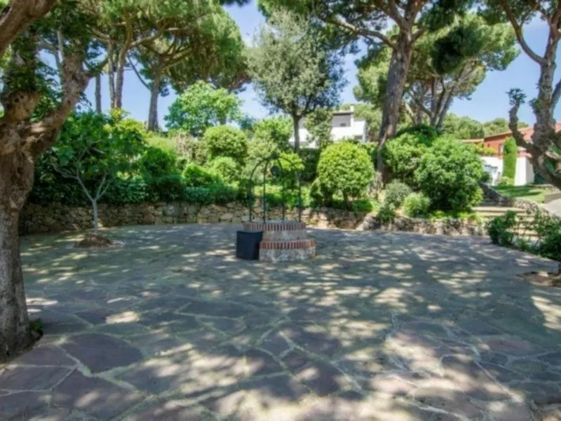 Exclusive Estate with Large Plot in Sant Andreu de Llavaneras, Barcelona