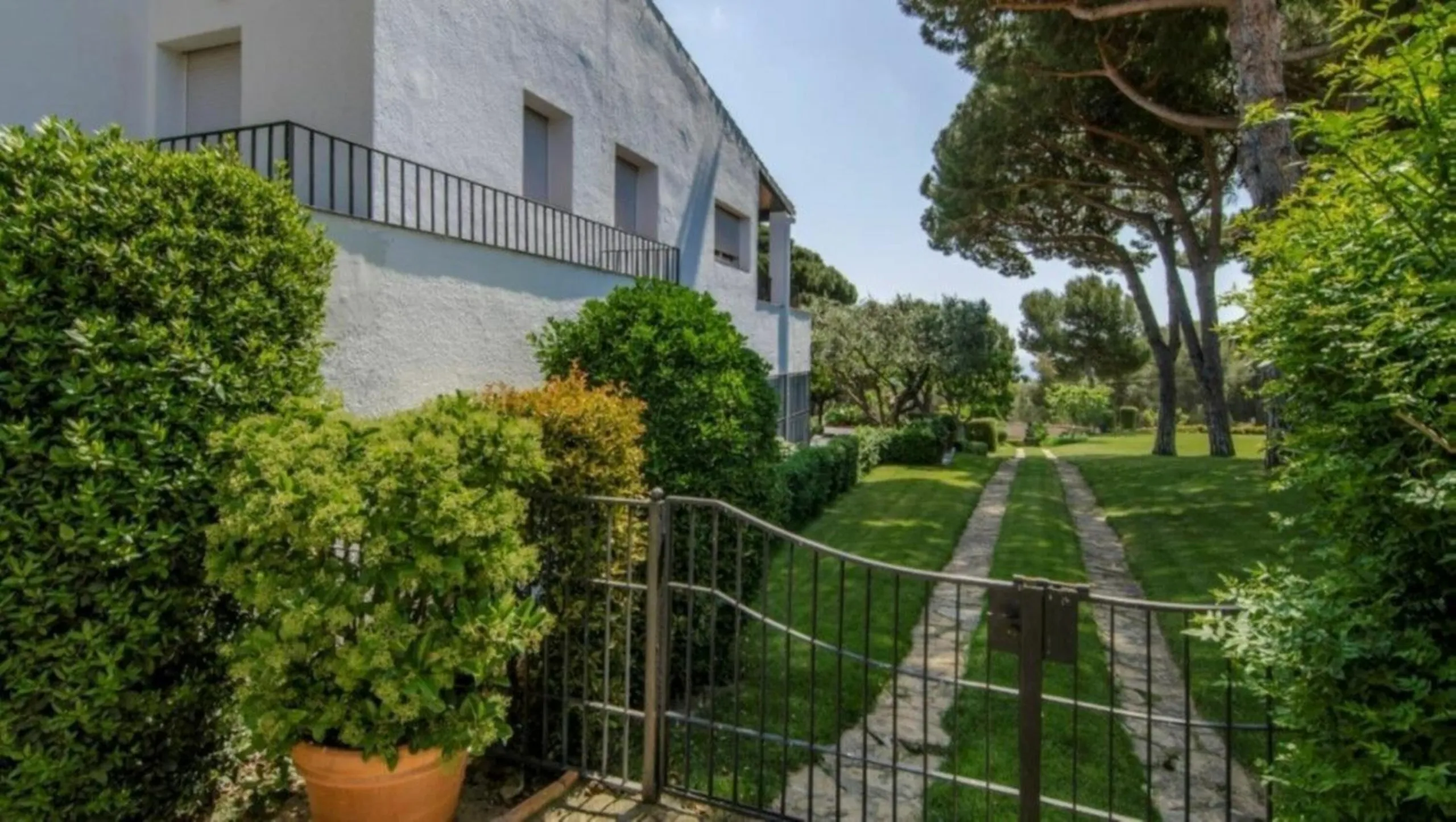 Exclusive Estate with Large Plot in Sant Andreu de Llavaneras, Barcelona