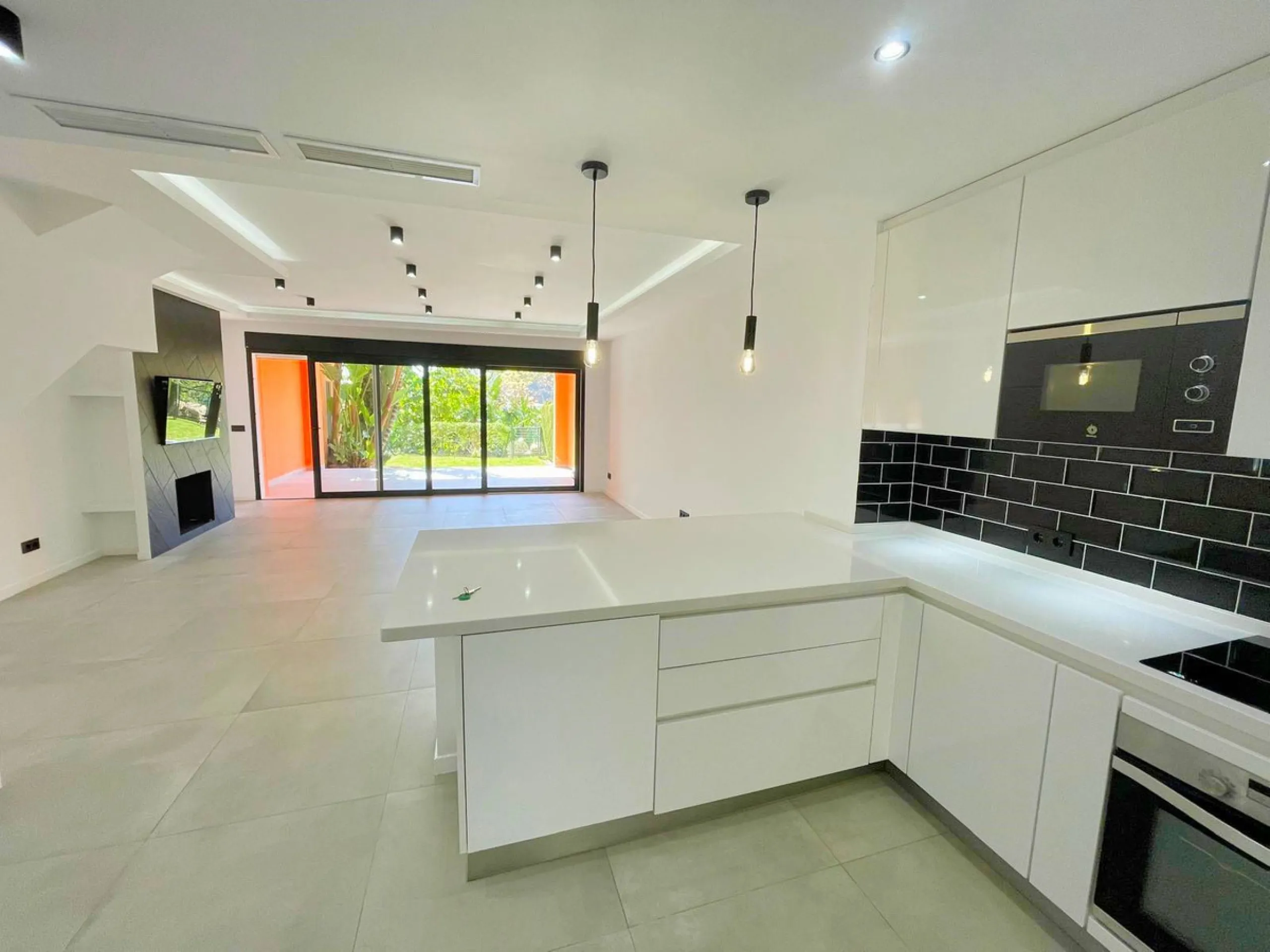 Beautiful, renovated Andalusian townhouse with 3 bedrooms for sale in Paraiso Bellevue, Benahavis