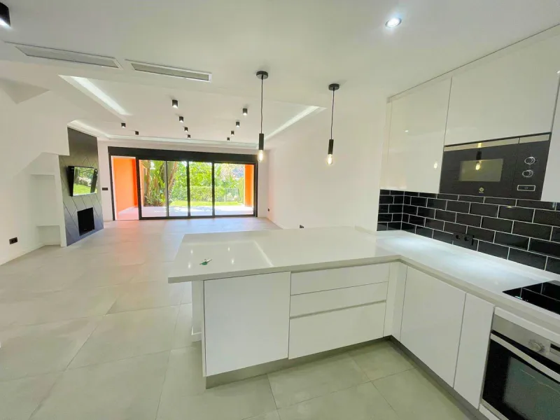 Beautiful, renovated Andalusian townhouse with 3 bedrooms for sale in Paraiso Bellevue, Benahavis