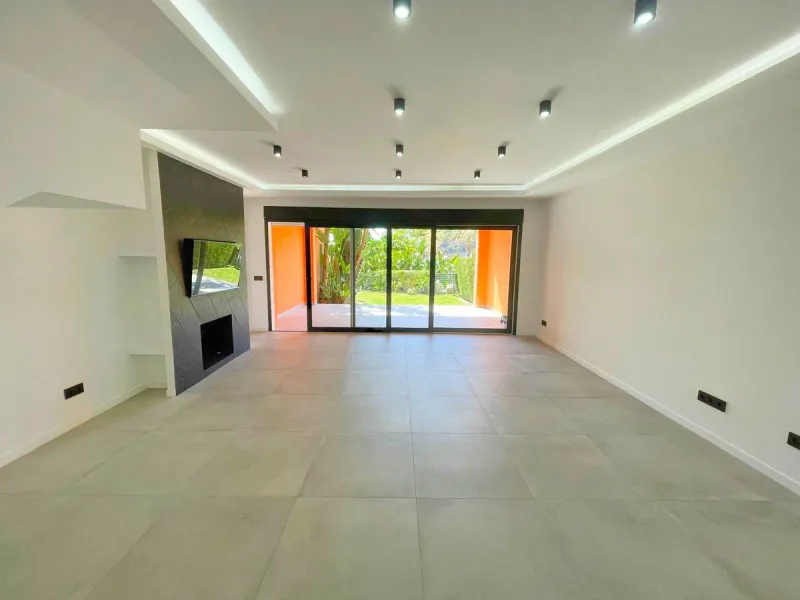 Beautiful, renovated Andalusian townhouse with 3 bedrooms for sale in Paraiso Bellevue, Benahavis