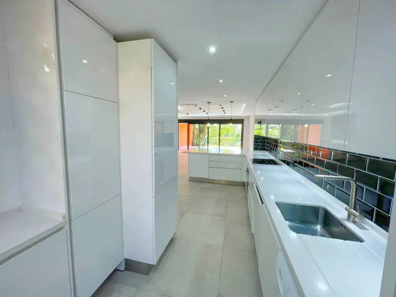 Beautiful, renovated Andalusian townhouse with 3 bedrooms for sale in Paraiso Bellevue, Benahavis