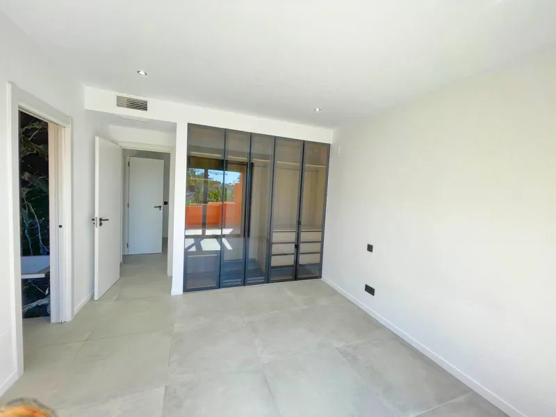 Beautiful, renovated Andalusian townhouse with 3 bedrooms for sale in Paraiso Bellevue, Benahavis