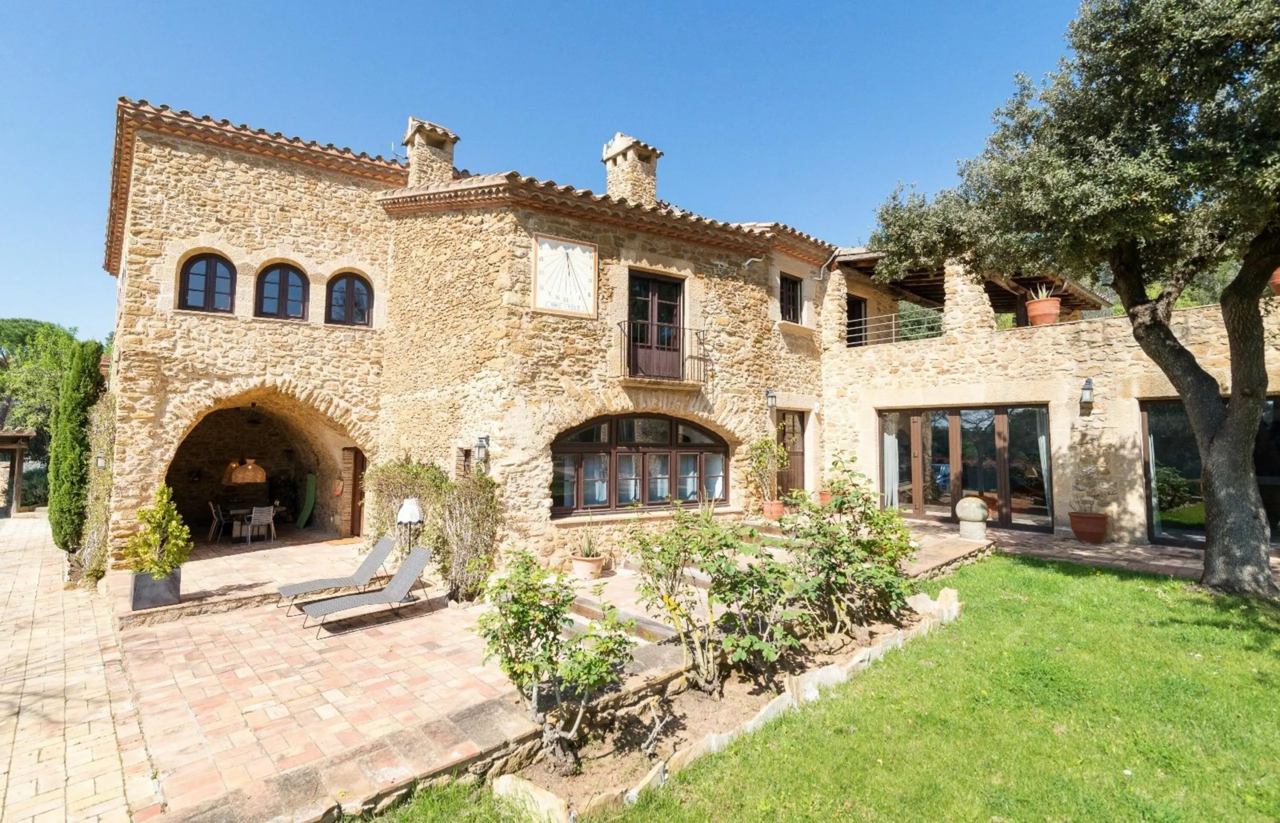 Magnífica mansión de piedra antigua en venta en la pintoresca zona montañosa de Vulpellac, Girona