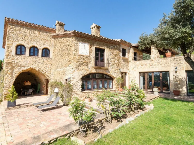 Magnífica mansión de piedra antigua en venta en la pintoresca zona montañosa de Vulpellac, Girona