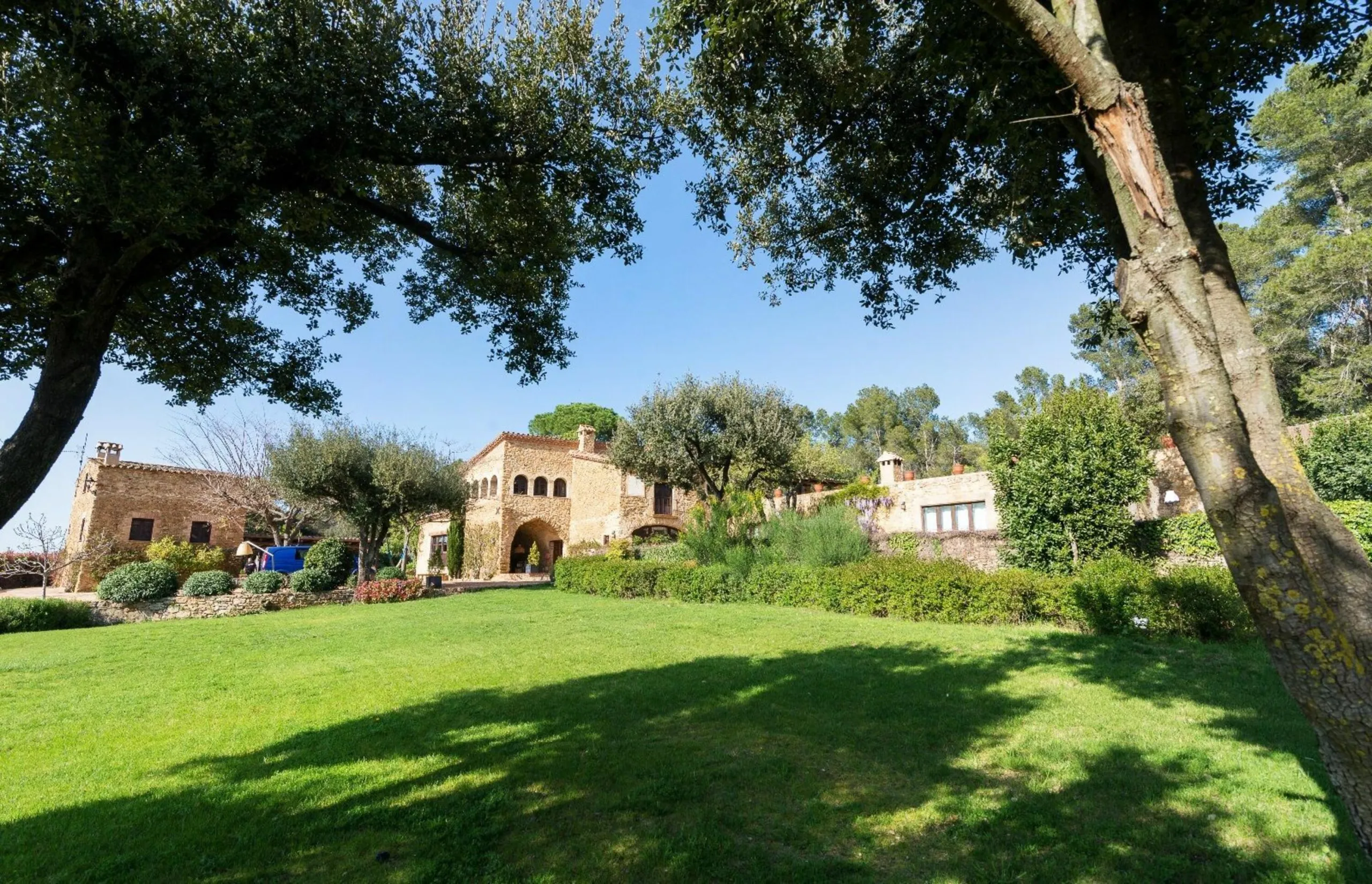 Magnífica mansión de piedra antigua en venta en la pintoresca zona montañosa de Vulpellac, Girona