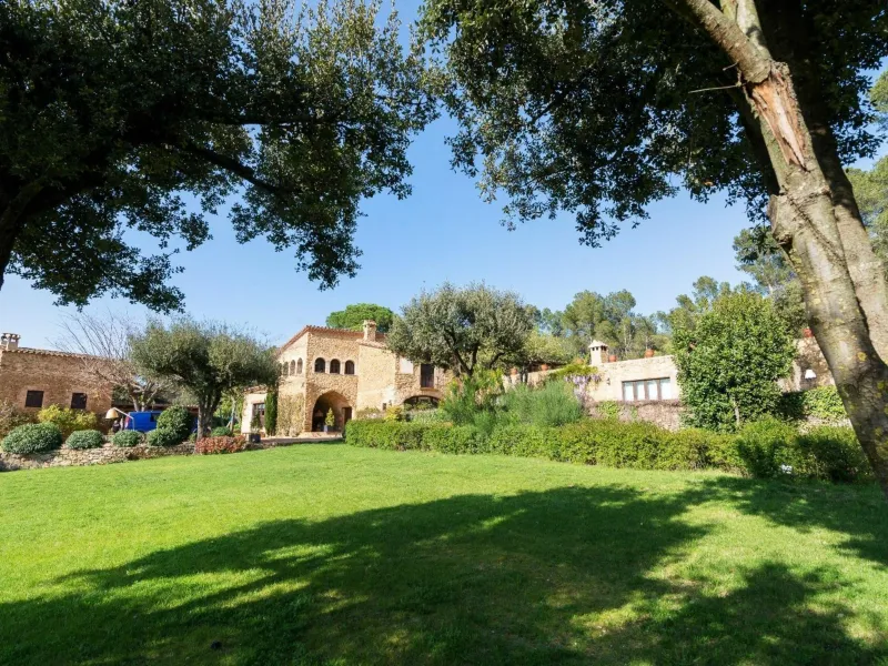 Magnífica mansión de piedra antigua en venta en la pintoresca zona montañosa de Vulpellac, Girona