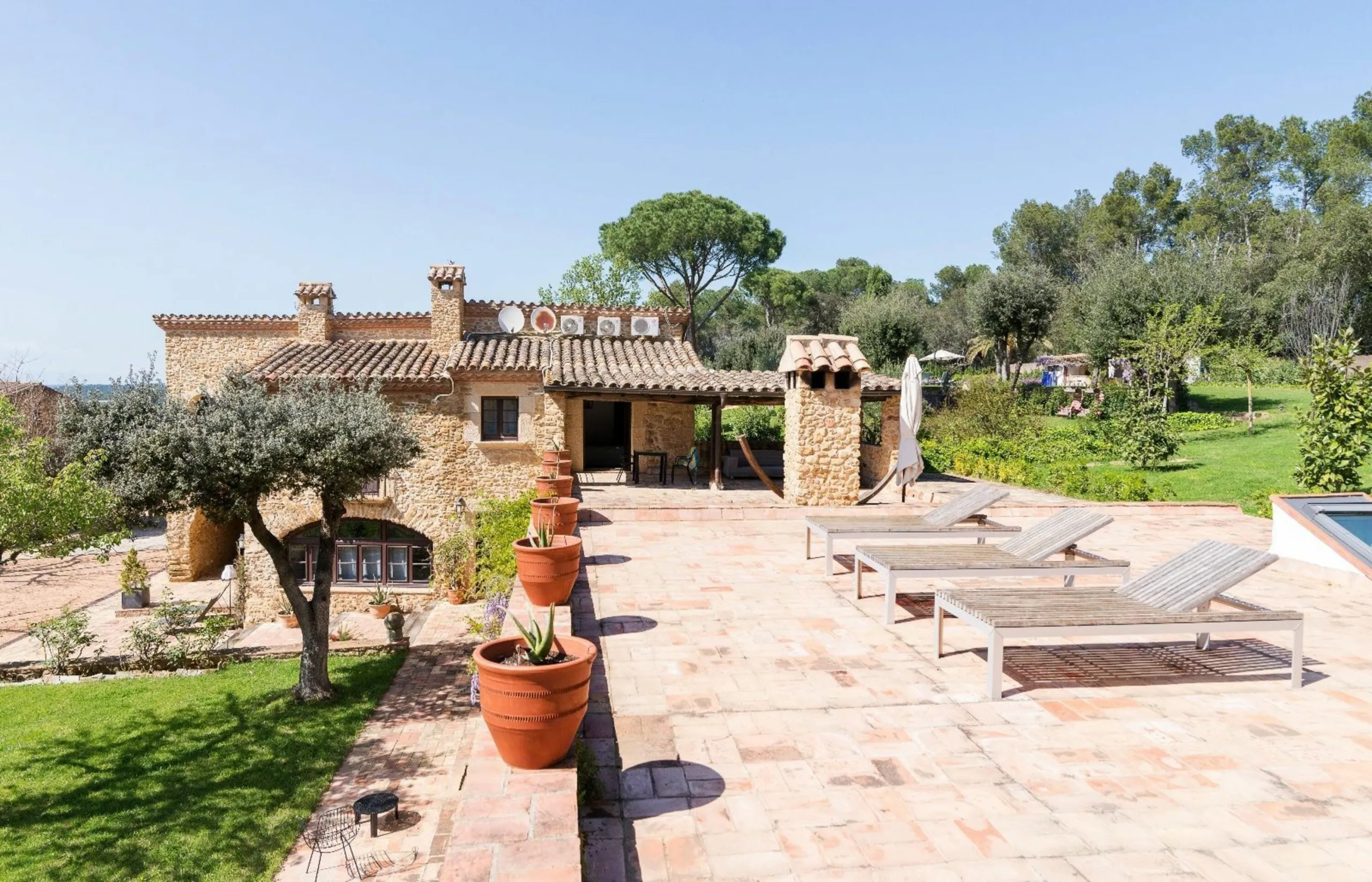 Magnífica mansión de piedra antigua en venta en la pintoresca zona montañosa de Vulpellac, Girona