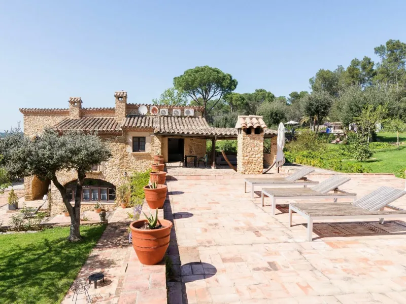 Magnífica mansión de piedra antigua en venta en la pintoresca zona montañosa de Vulpellac, Girona