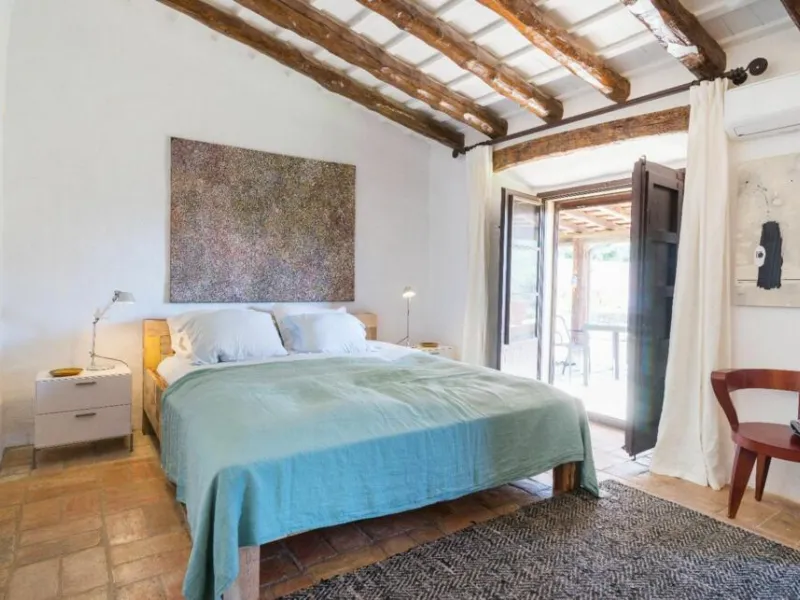 Magnífica mansión de piedra antigua en venta en la pintoresca zona montañosa de Vulpellac, Girona