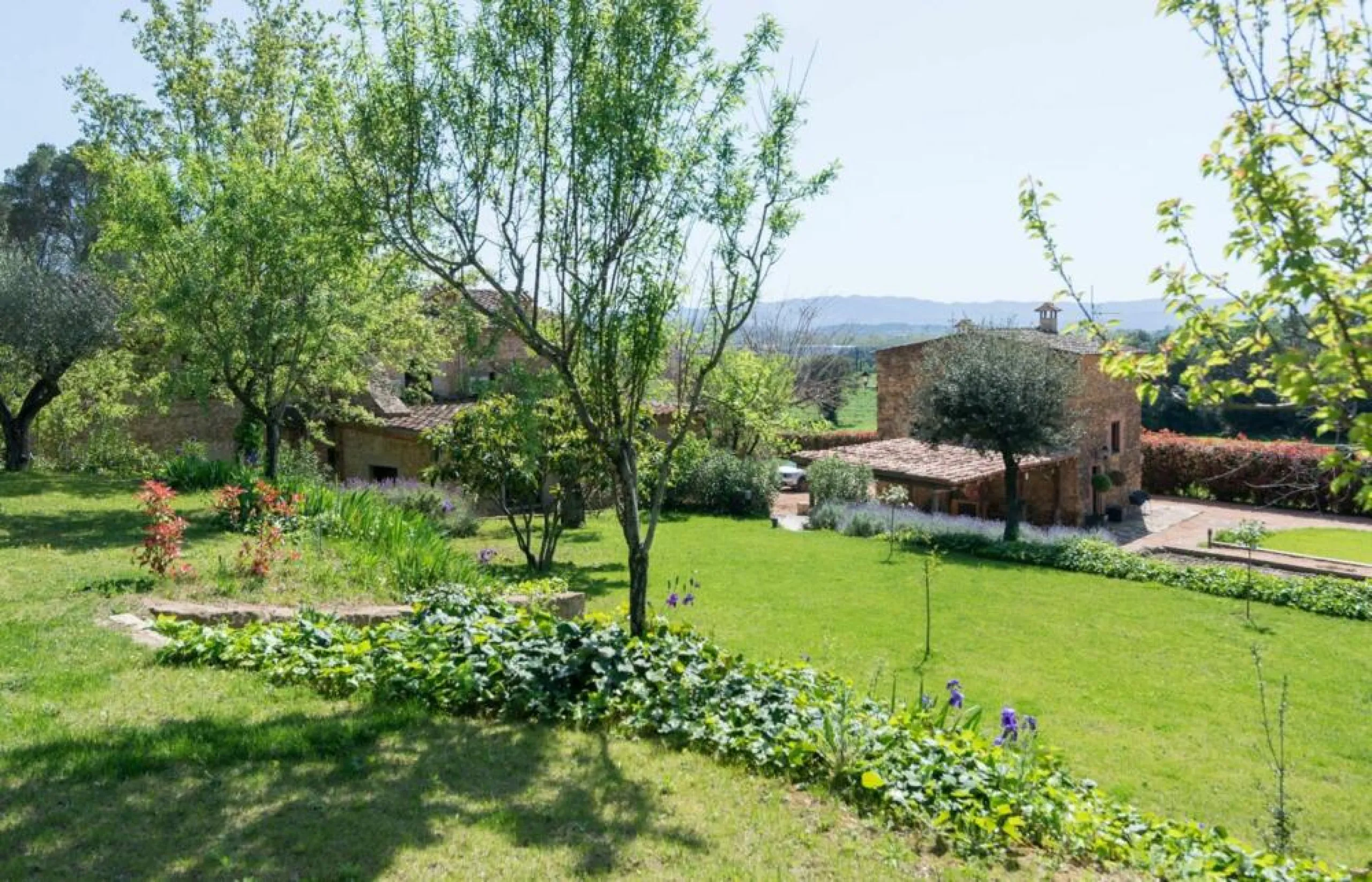 Magnífica mansión de piedra antigua en venta en la pintoresca zona montañosa de Vulpellac, Girona