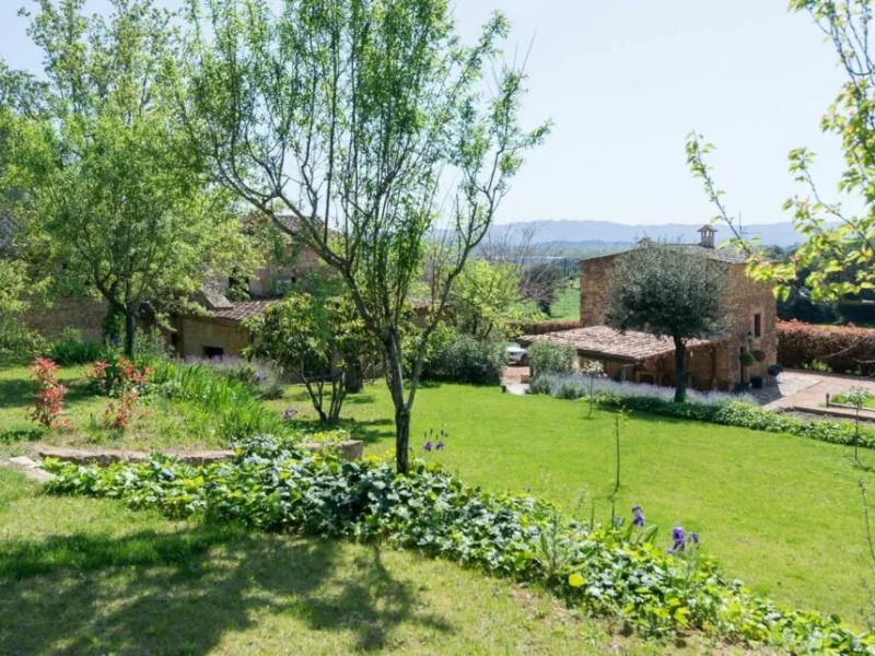 Magnífica mansión de piedra antigua en venta en la pintoresca zona montañosa de Vulpellac, Girona