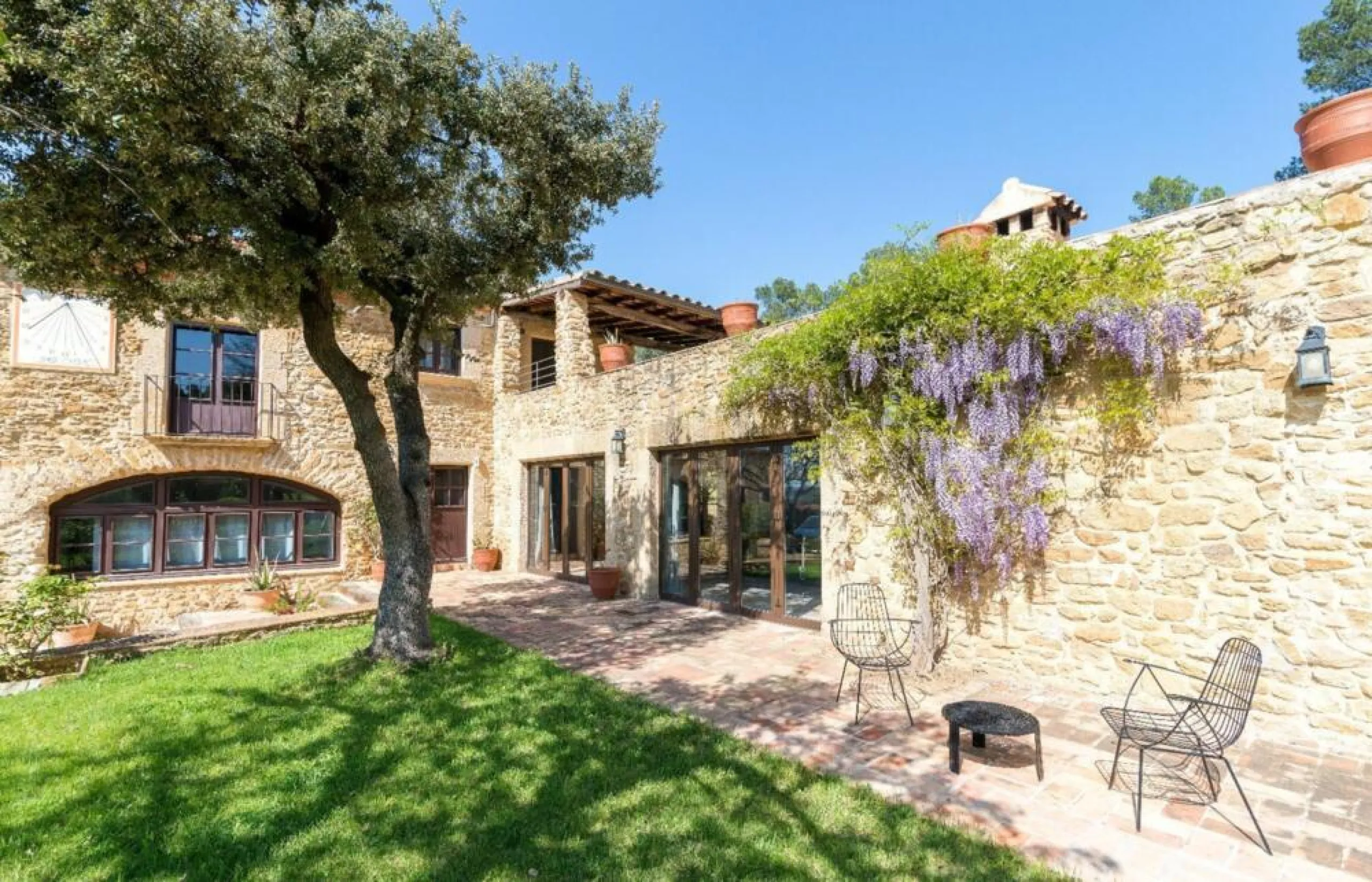 Magnífica mansión de piedra antigua en venta en la pintoresca zona montañosa de Vulpellac, Girona