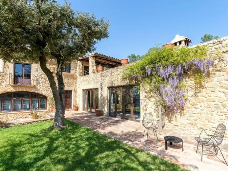 Magnífica mansión de piedra antigua en venta en la pintoresca zona montañosa de Vulpellac, Girona