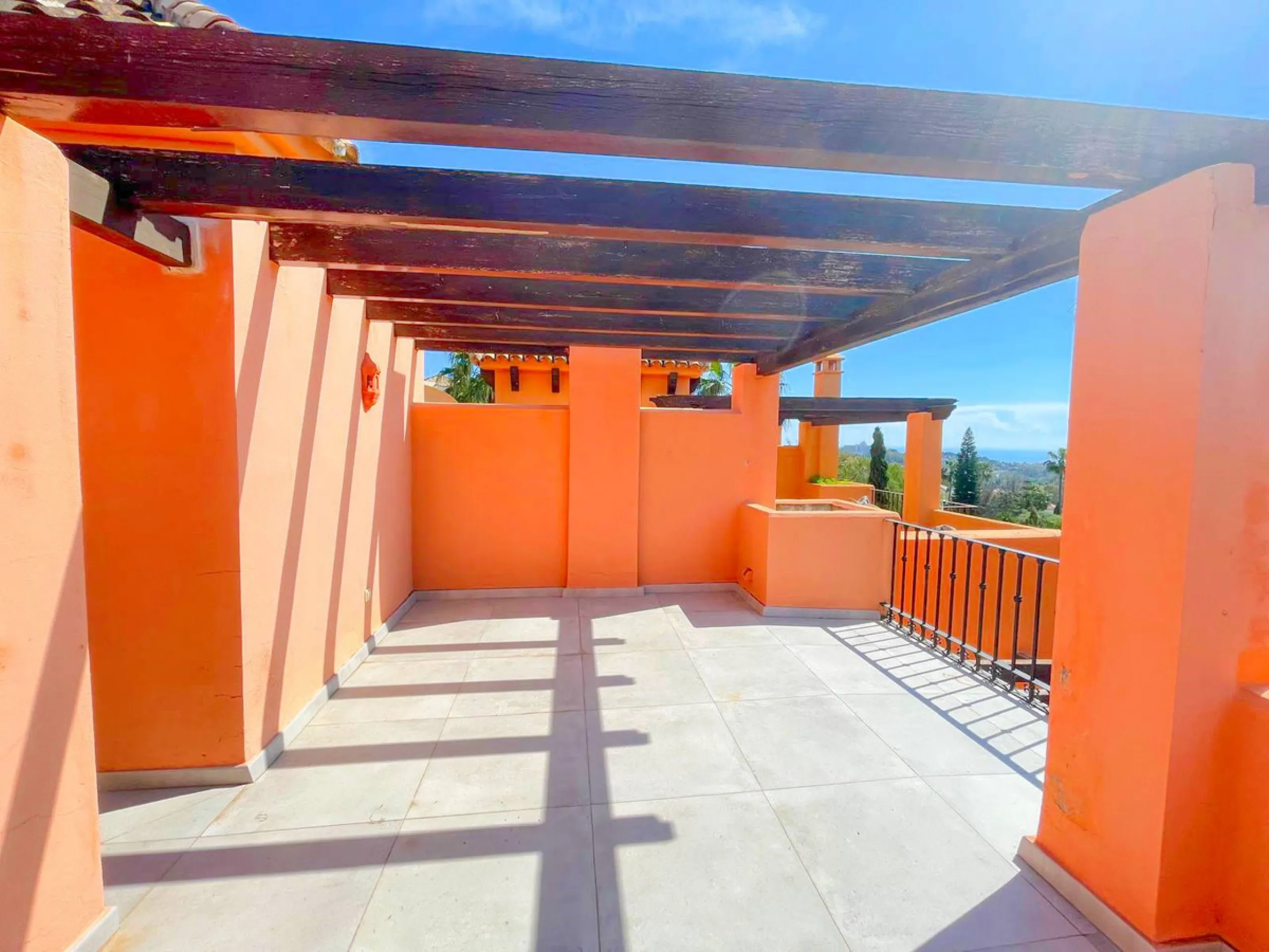Beautiful, renovated Andalusian townhouse with 3 bedrooms for sale in Paraiso Bellevue, Benahavis