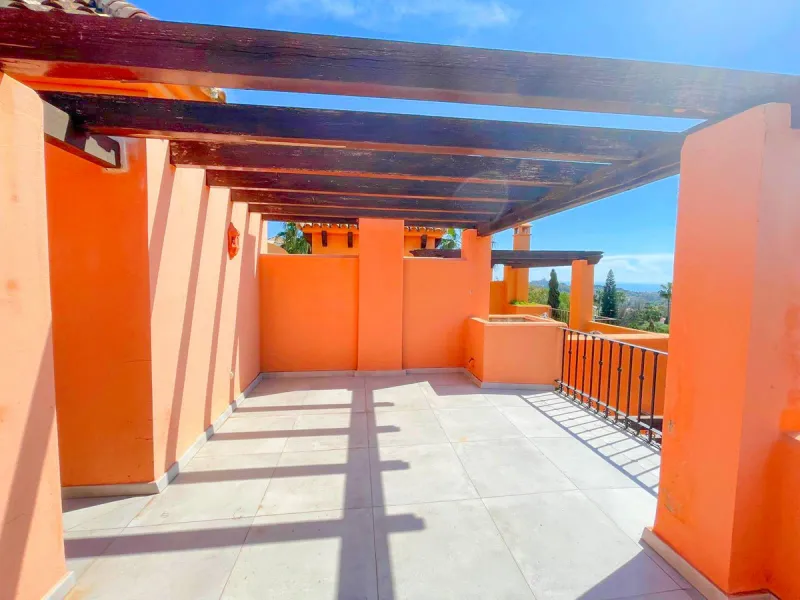 Beautiful, renovated Andalusian townhouse with 3 bedrooms for sale in Paraiso Bellevue, Benahavis