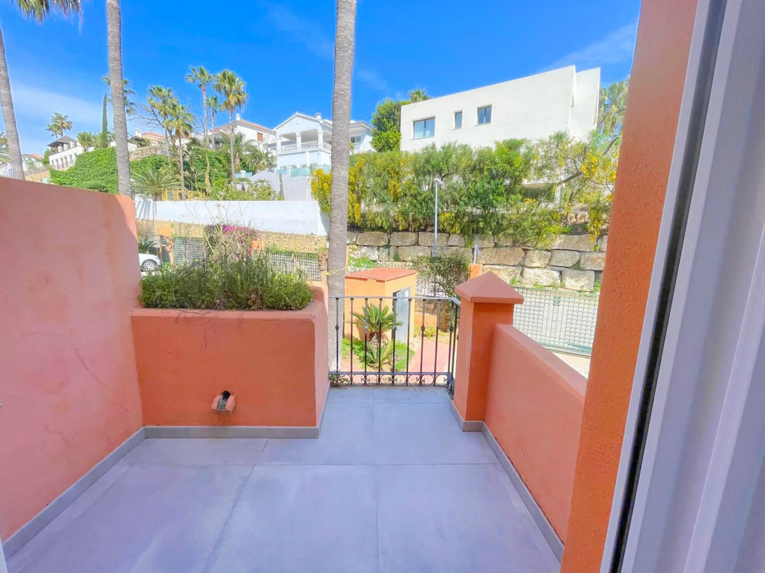 Beautiful, renovated Andalusian townhouse with 3 bedrooms for sale in Paraiso Bellevue, Benahavis