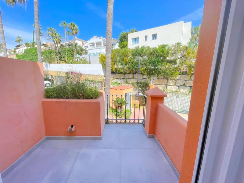 Beautiful, renovated Andalusian townhouse with 3 bedrooms for sale in Paraiso Bellevue, Benahavis