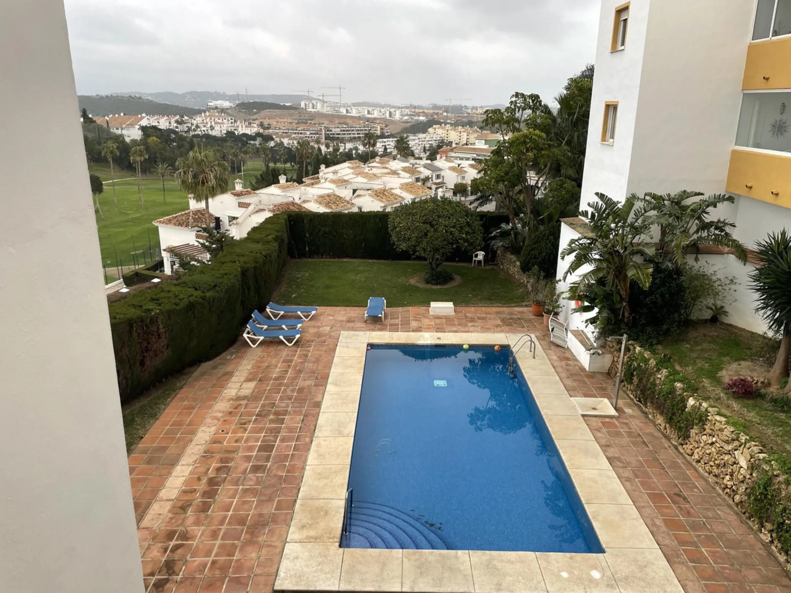 This property is situated in a quiet residential area of Riviera del Sol, with excellent amenities and facilities nearby. It is just a few minutes' drive from the beach and in the heart of Mijas, very close to the Miraflores Golf Club. This flat is situat