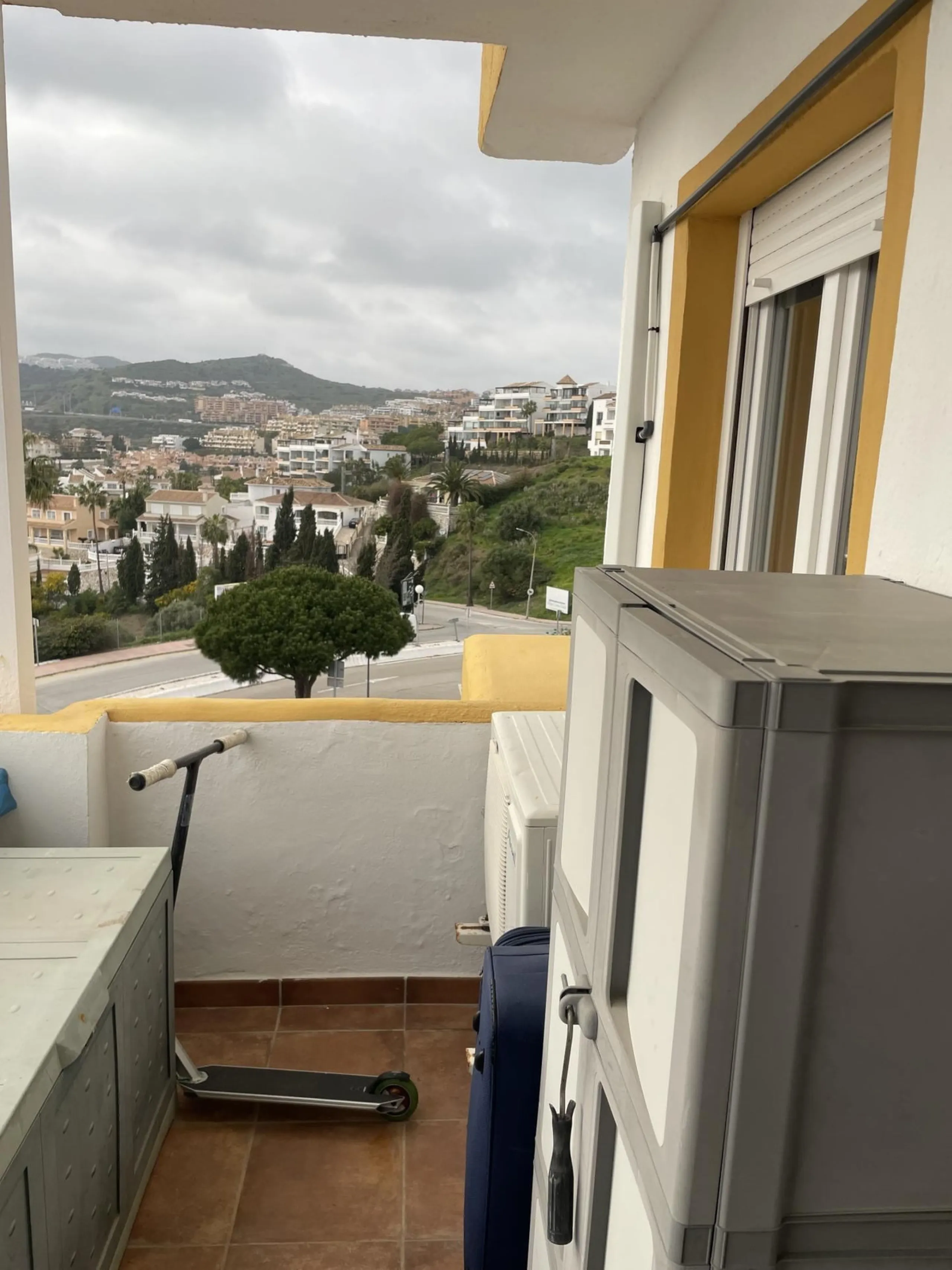 This property is situated in a quiet residential area of Riviera del Sol, with excellent amenities and facilities nearby. It is just a few minutes' drive from the beach and in the heart of Mijas, very close to the Miraflores Golf Club. This flat is situat