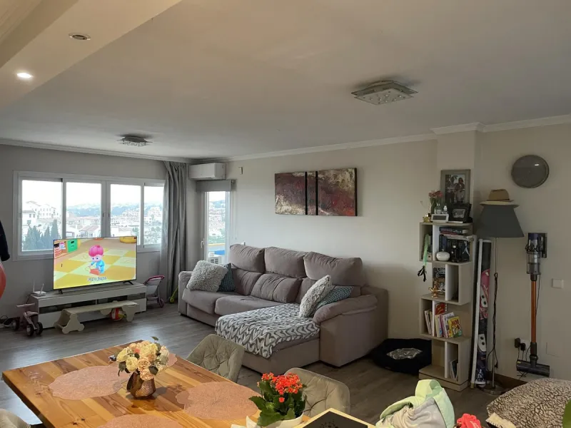 This property is situated in a quiet residential area of Riviera del Sol, with excellent amenities and facilities nearby. It is just a few minutes' drive from the beach and in the heart of Mijas, very close to the Miraflores Golf Club. This flat is situat