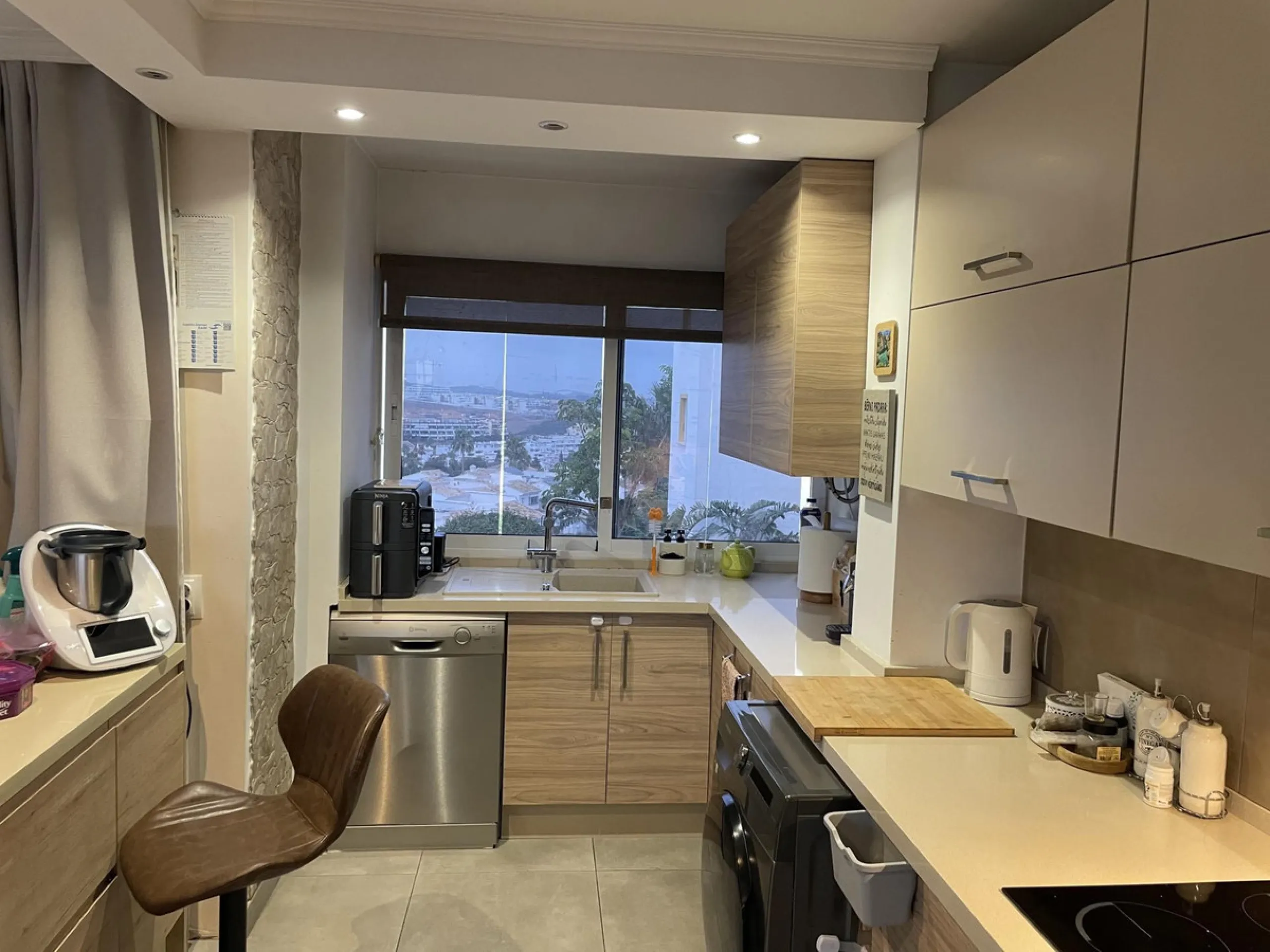 This property is situated in a quiet residential area of Riviera del Sol, with excellent amenities and facilities nearby. It is just a few minutes' drive from the beach and in the heart of Mijas, very close to the Miraflores Golf Club. This flat is situat