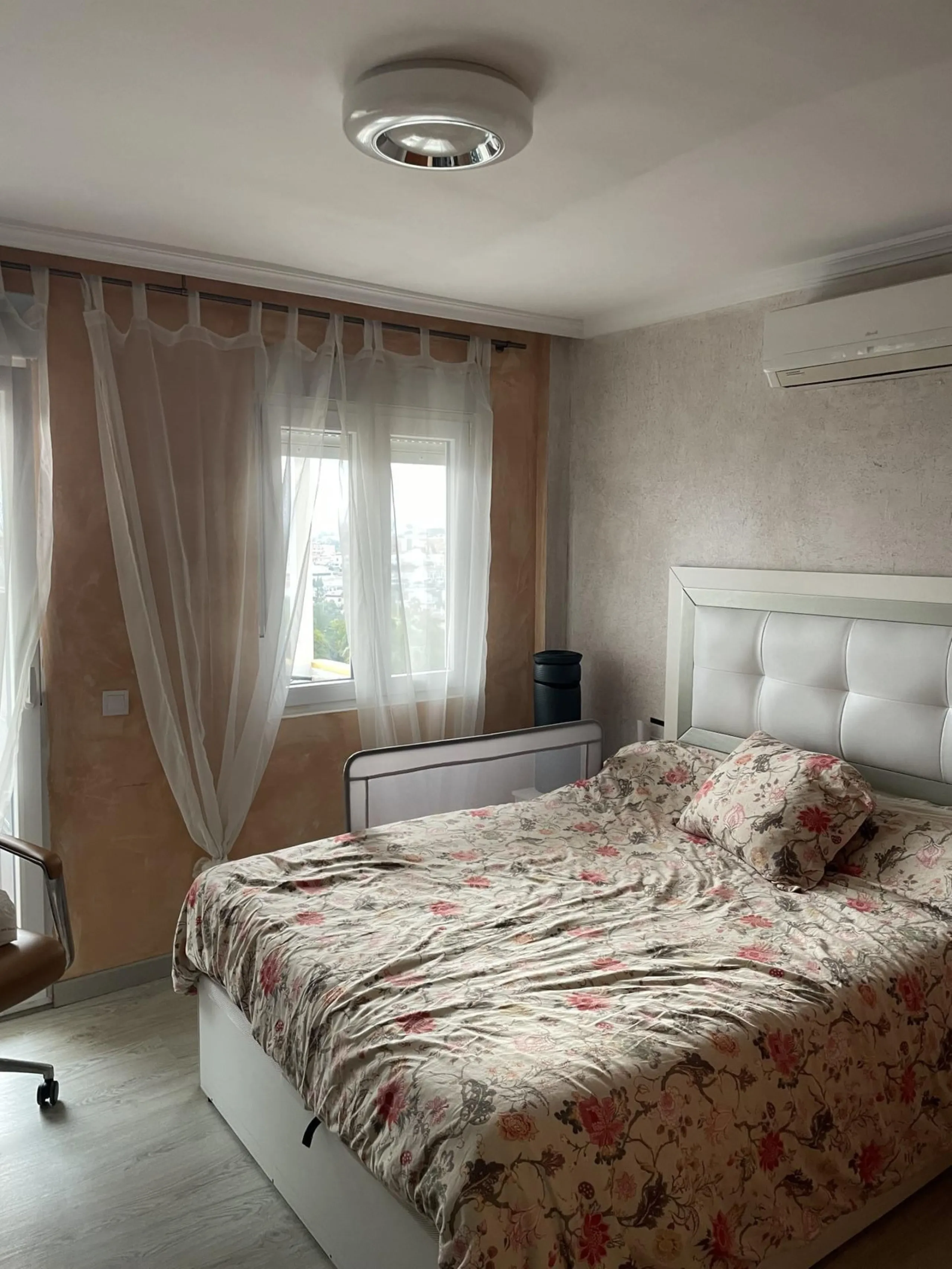 This property is situated in a quiet residential area of Riviera del Sol, with excellent amenities and facilities nearby. It is just a few minutes' drive from the beach and in the heart of Mijas, very close to the Miraflores Golf Club. This flat is situat
