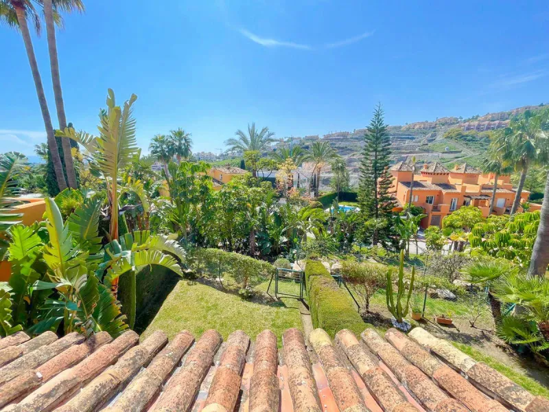 Beautiful, renovated Andalusian townhouse with 3 bedrooms for sale in Paraiso Bellevue, Benahavis